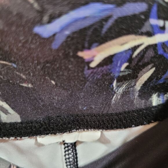 Fabletics Mid-Rise Kaleidoscope Floral Print Powerlite Capri leggings Sz Small - Picture 6 of 13